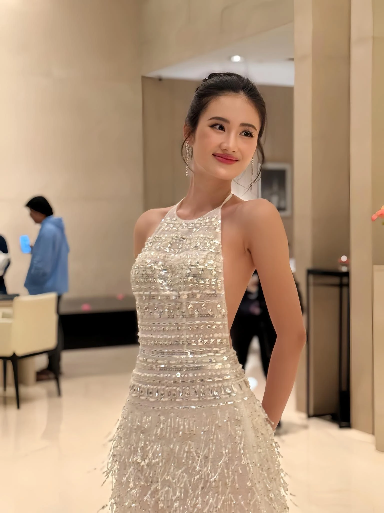 Hoa hậu Ý Nhi lên đồ sexy đi ăn tối, nổi bần bật bên dàn đối thủ nhưng bị tranh cãi 1 điều