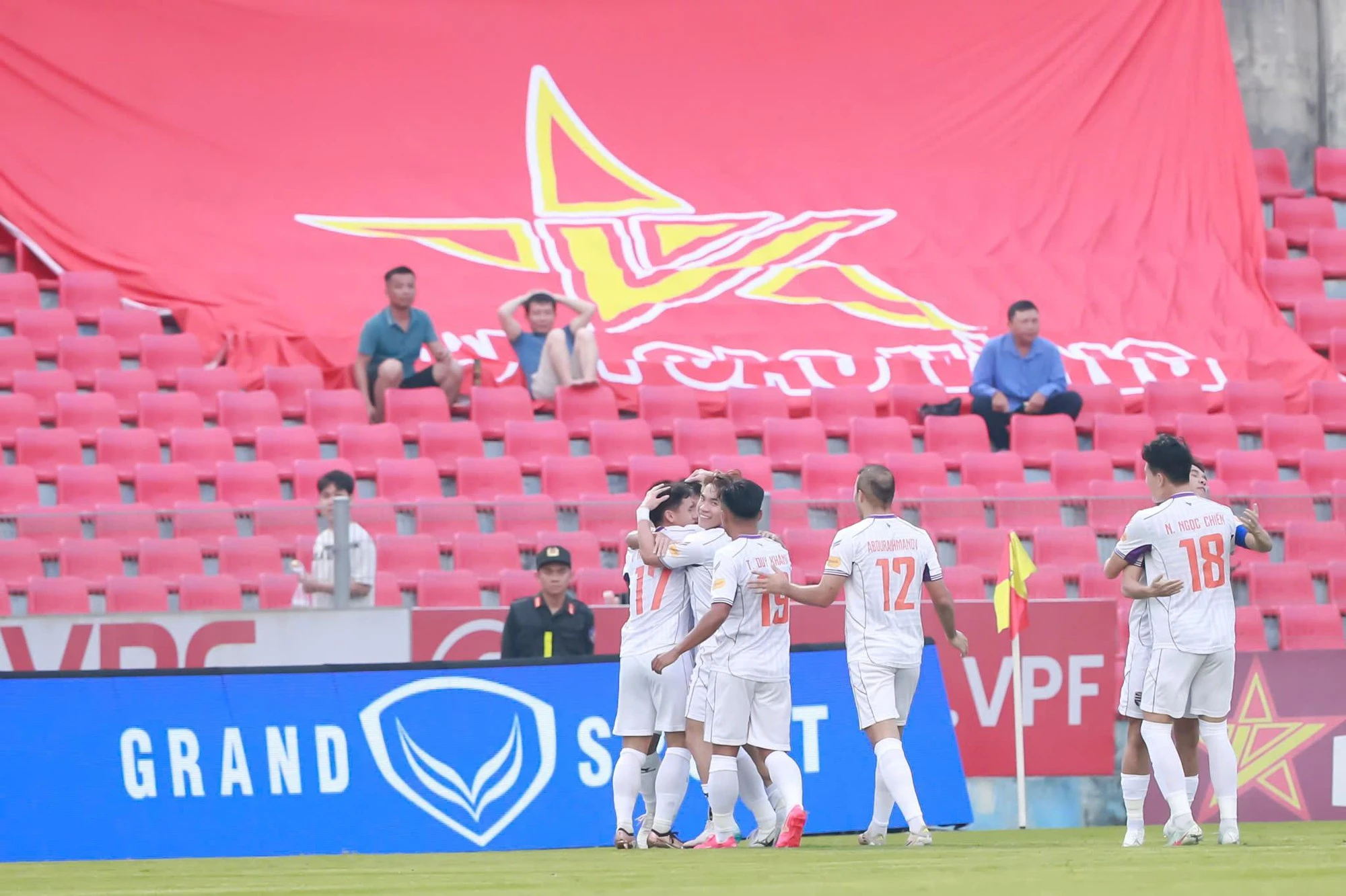 Hai trò cũ thầy Park cùng lập công, “đại gia” V.League lâm nguy bởi đội bóng của sao Việt kiều