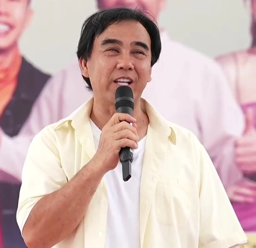 MC Quyền Linh xuất hiện cùng con trai Vân Dung, không còn đi dép tổ ong