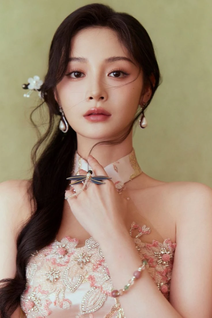 Sự hết thời của top 1 visual: Phản bội công ty nay flop thảm, hết yêu đương “bad boy” đến “phông bạt” đồ hiệu rởm