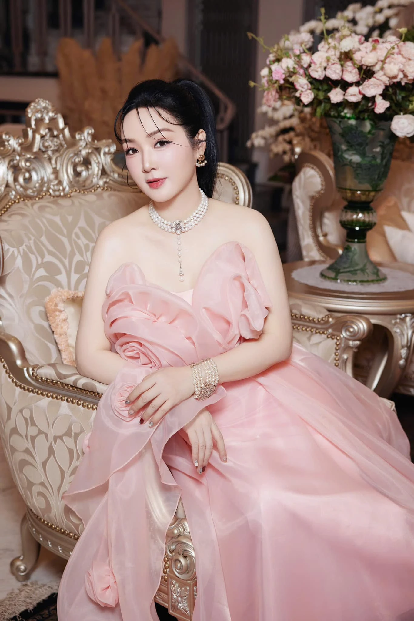 Nữ nghệ sĩ sở hữu biệt thự 4 tầng, rộng 1000m2 ở Thủ Đức, 54 tuổi đẹp nuột nà như 20 nhưng lẻ bóng
