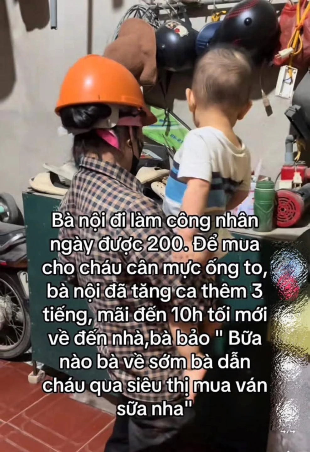 Bức ảnh xúc động trong những ngày cuối tuần: Bà nội lương chỉ 200 nghìn/ngày nhưng vẫn cố làm thêm 3h để có tiền mua mực cho cháu nhỏ ăn