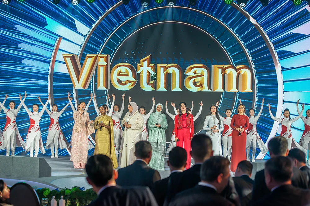 Văn Mai Hương hát cùng công chúa Campuchia Norodom Jenna