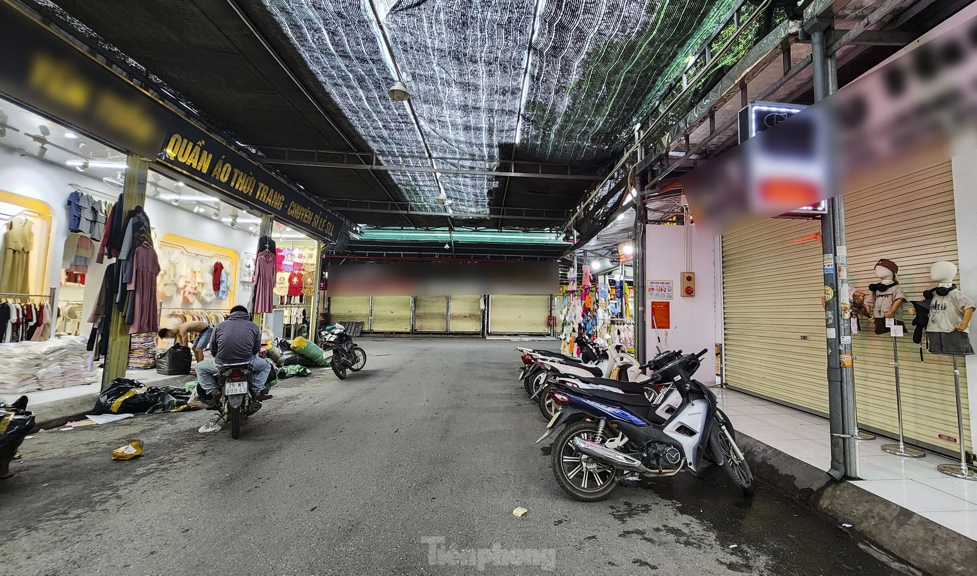 Cảnh khó tin tại thủ phủ thời trang lớn nhất miền Bắc