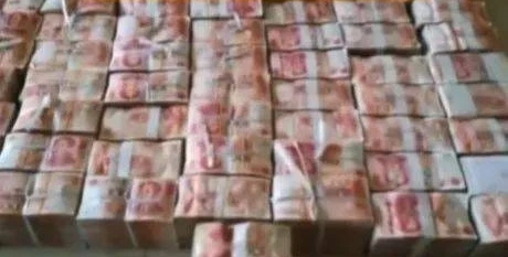 Sửa nhà, người đàn ông sốc nặng khi phát hiện 277 tỷ đồng tiền mặt