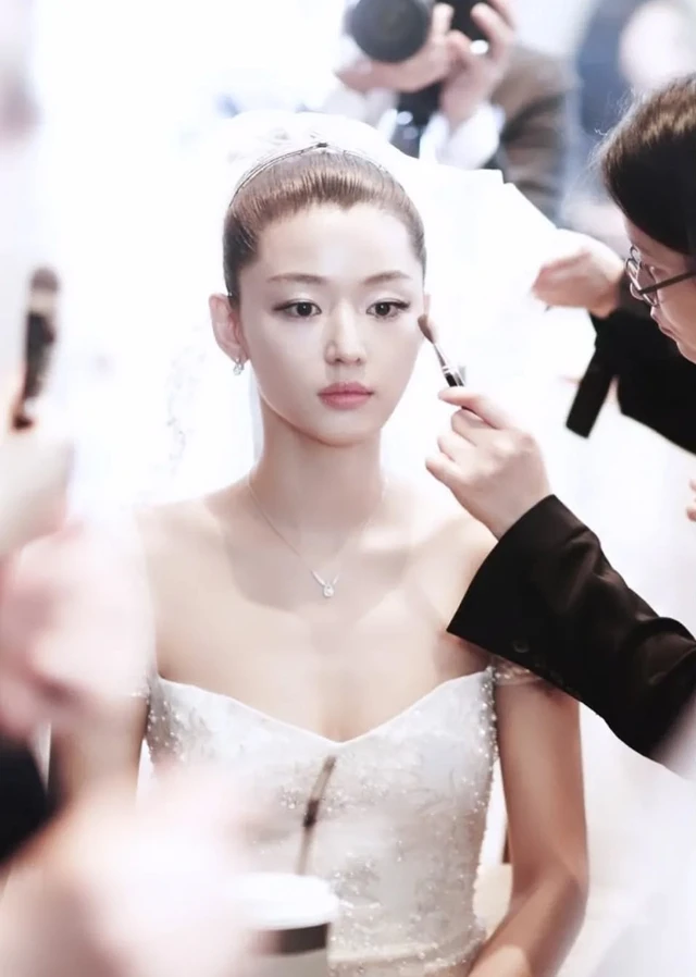 Mỹ nhân vượt mặt Song Hye Kyo nhận lương cao nhất Hàn Quốc 2025: Nhìn lại hành trình nhan sắc gần 30 năm mà sốc!