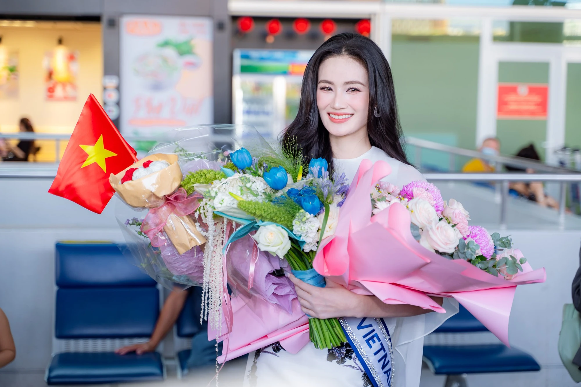 Hoa hậu Ý Nhi lên đường đến Miss World: Bạn trai vắng mặt, bật khóc nức nở khi nhìn thấy một mỹ nhân!