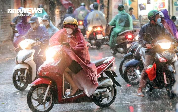 Miền Bắc sắp đón không khí lạnh, thời tiết từ oi nóng chuyển mưa dông