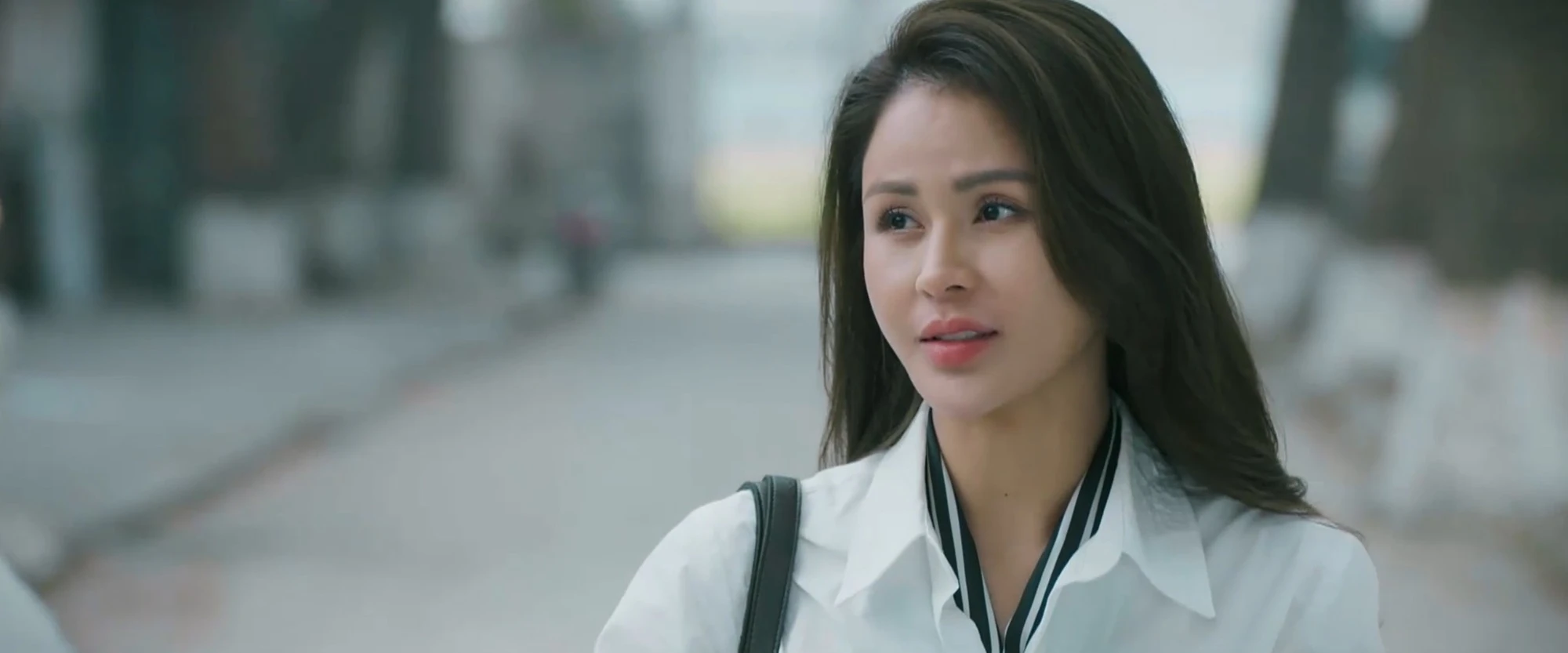 Mỹ nhân Việt đang cực viral nhờ vài giây cài cúc áo, mặc đồ kín mít vẫn vòng nào ra vòng nấy