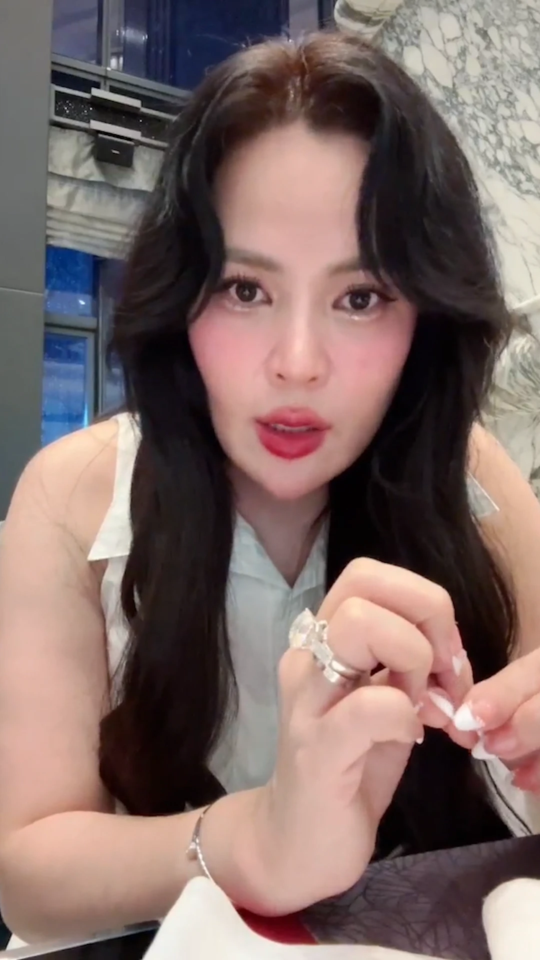 Hoa hậu Việt bị nghi mang bầu giả tiếp tục đáp trả căng ngay trên sóng livestream