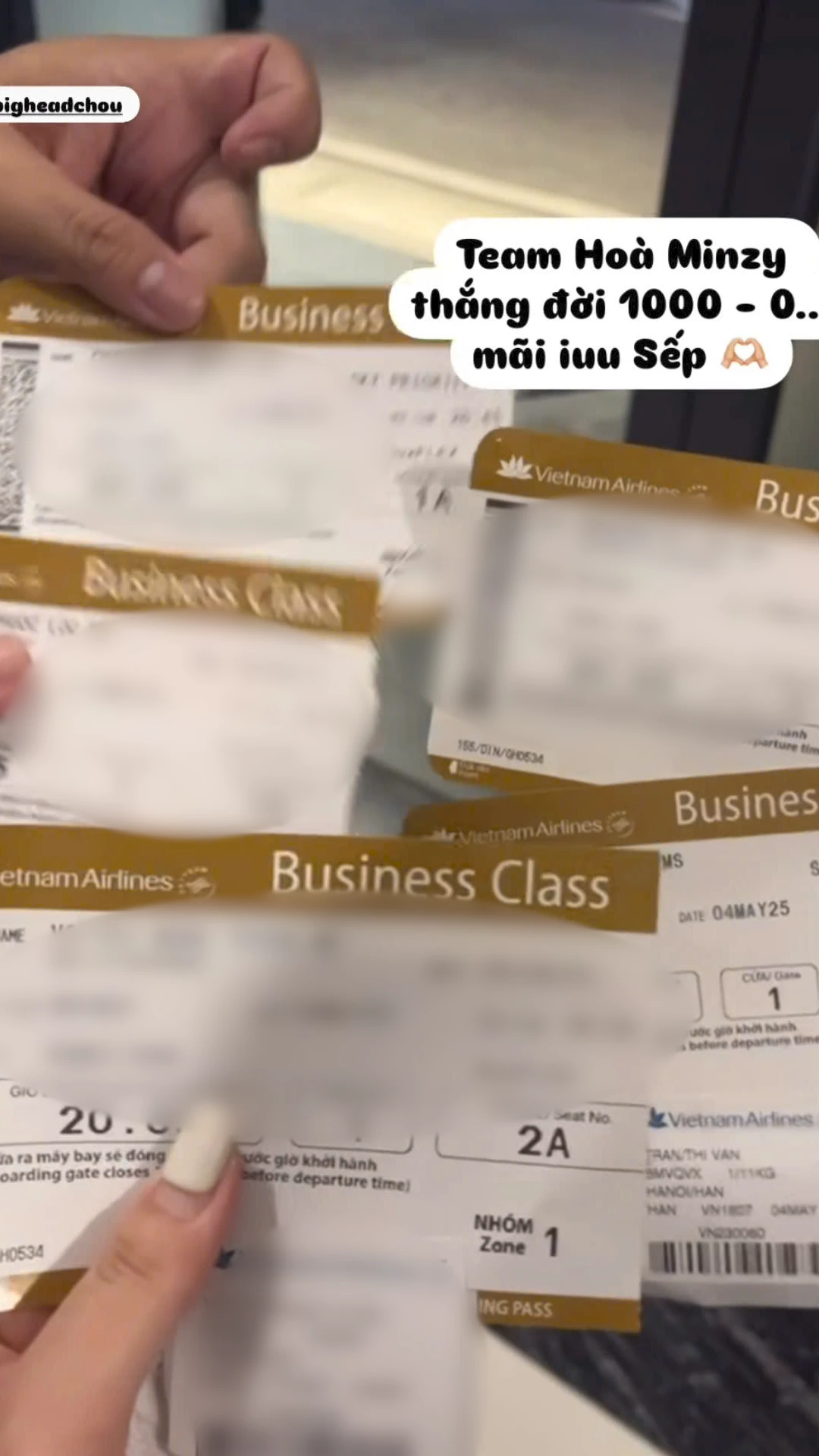 Bức hình flex độ giàu có của Hoà Minzy