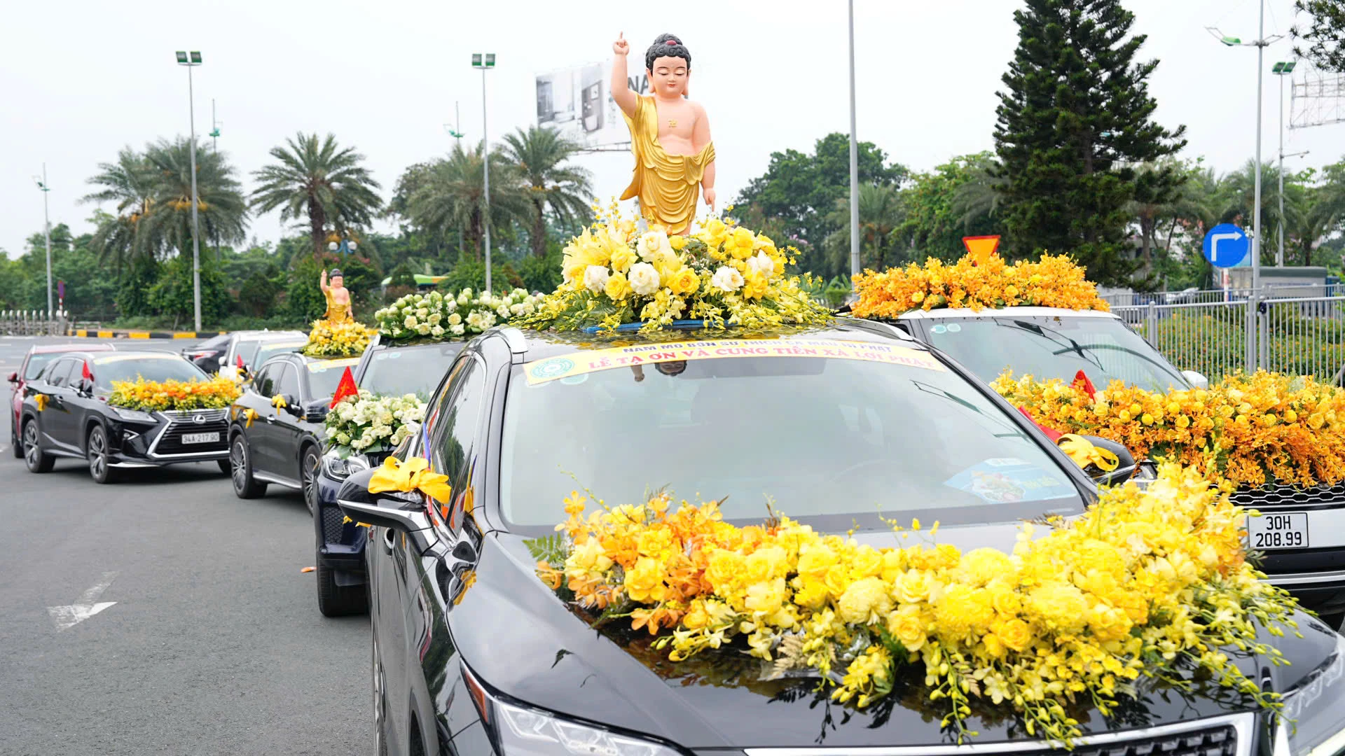 Cung tiễn xá lợi Đức Phật tại sân bay Nội Bài