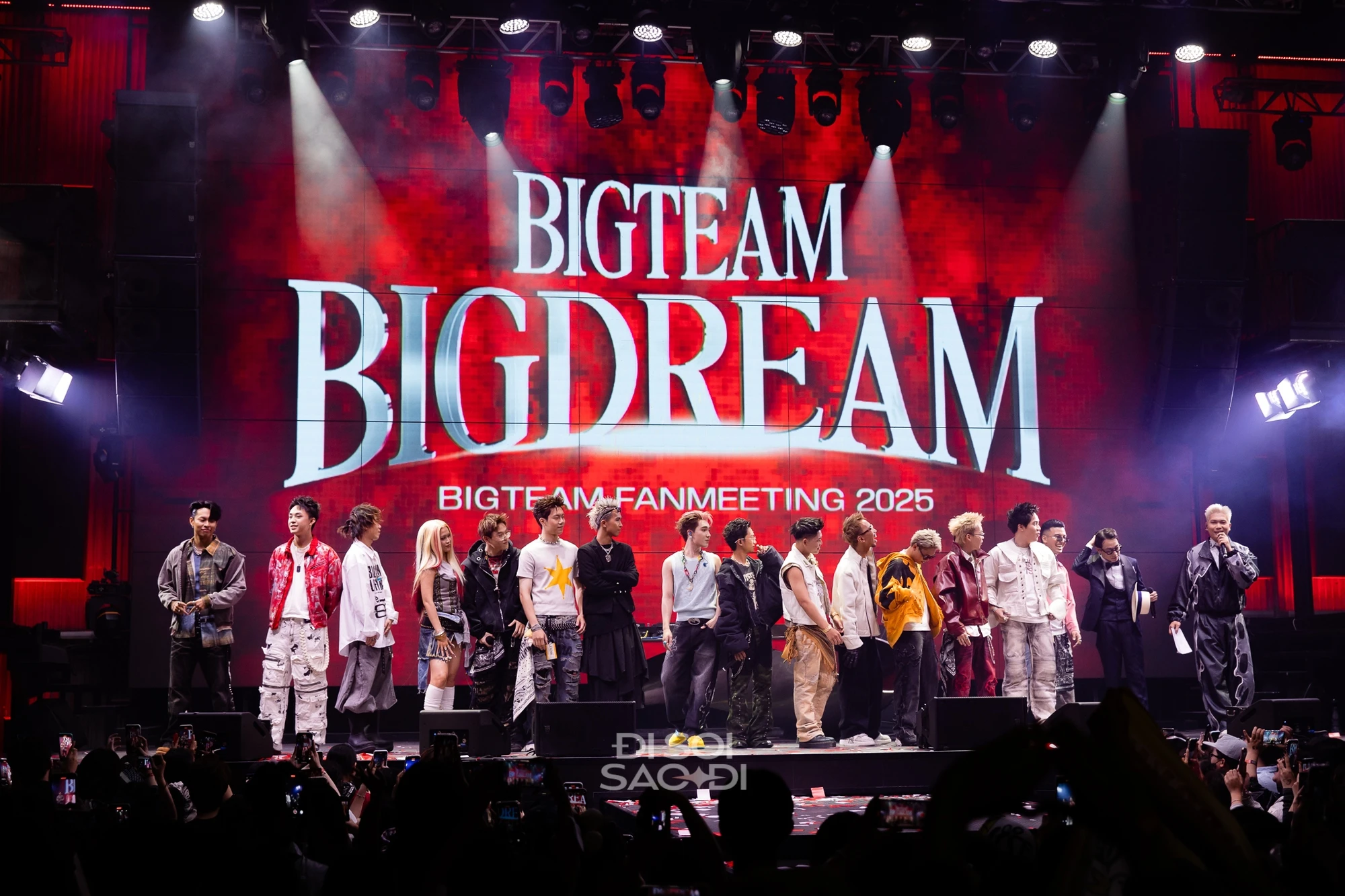 Concert Rap Việt “trá hình” của đội BigDaddy: Loạt rapper hoá thần tượng chất, “trùm cuối” đu xà xuất hiện cực nghệ