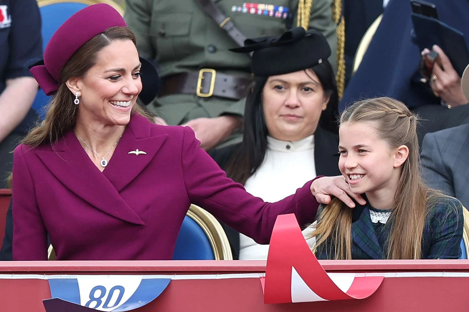 Khoảnh khắc ngọt ngào giữa Vương phi Kate và Công chúa Charlotte trên ban công Cung điện Buckingham khiến fan tan chảy