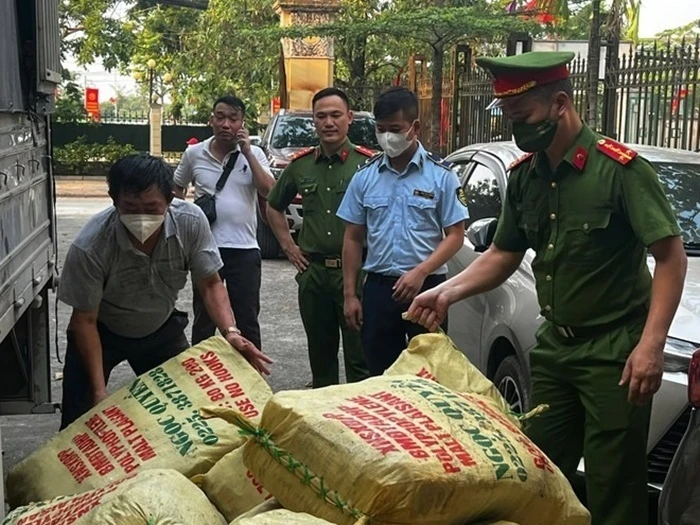Hà Nội: Phát hiện 1,5 tấn xúc xích không rõ nguồn gốc xuất xứ