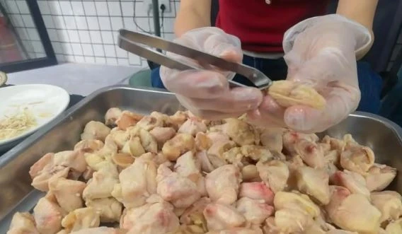 Chủ quán ăn kiếm 700 triệu/tháng nhờ livestream nhổ lông phao câu gà