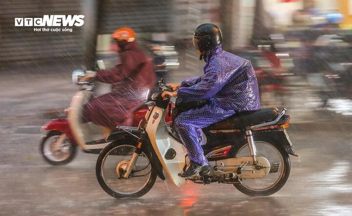 Dự báo thời tiết 10 ngày tới: Hà Nội mưa triền miên, nguy cơ dông lốc và sấm sét