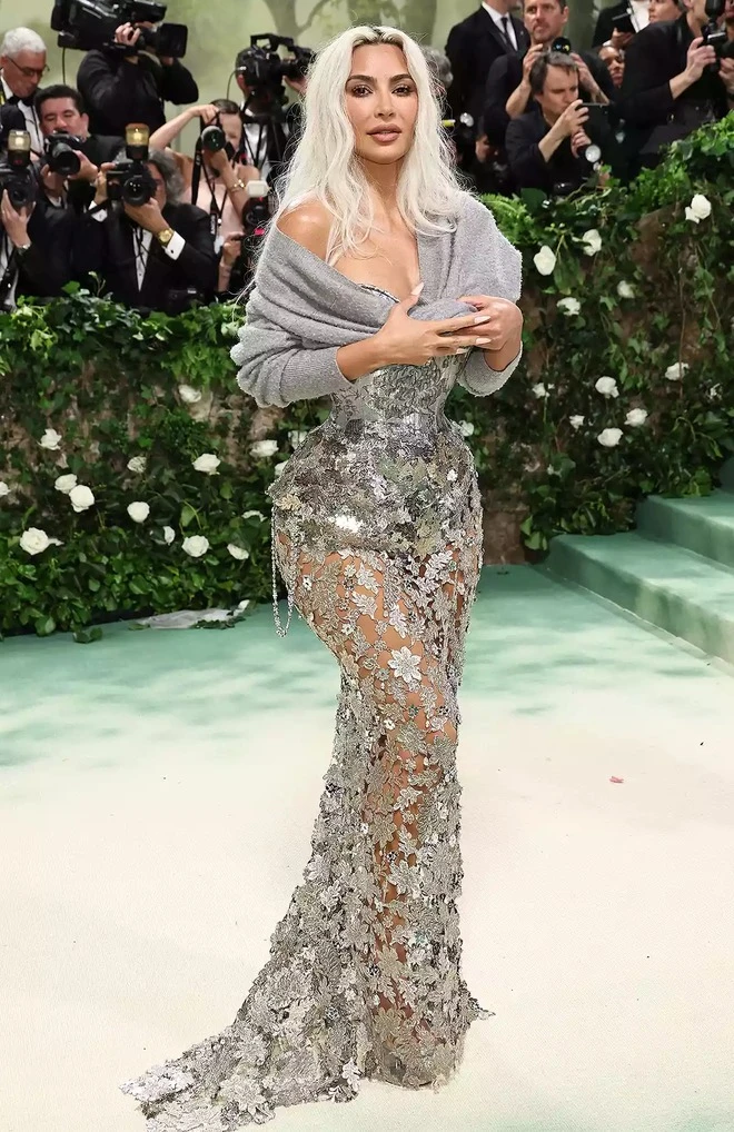Mặt trái của sự kiện tôn vinh cái đẹp Met Gala: Khi thời trang thăng hoa còn thân thể 