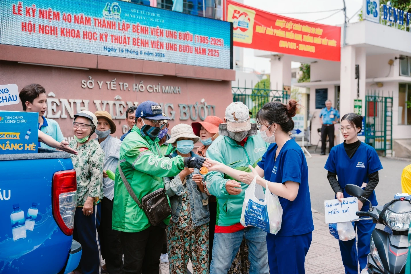 Những nụ cười mát lành giữa trưa hè từ xe nước miễn phí của Long Châu