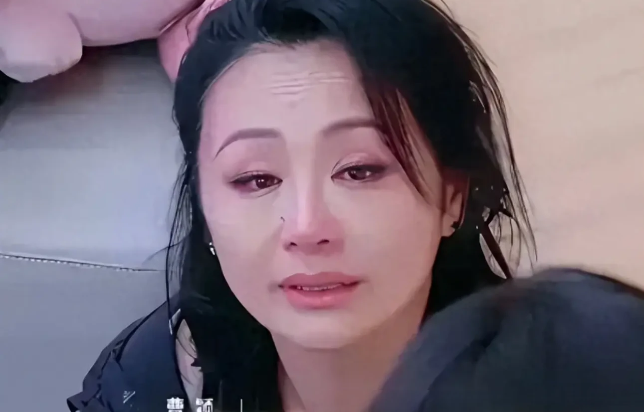 Nữ thần tuổi thơ phát hiện mắc ung thư, khóc thút thít trên sóng livestream vì 1 lí do