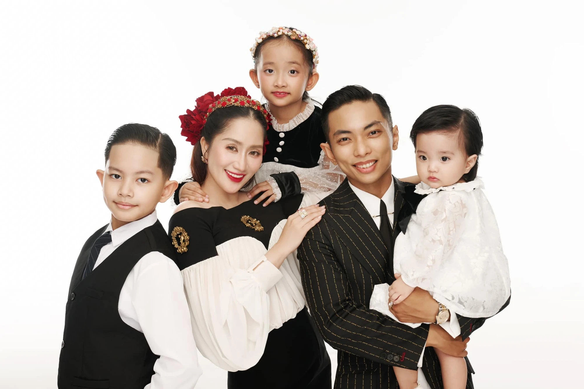Khánh Thi có 2 con với Phan Hiển mới được công nhận danh phận, cuộc sống làm dâu nhà đại gia có sướng như lời đồn?