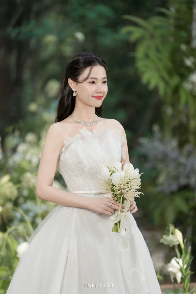 Đám cưới kín bưng của phú bà - tổng tài Vbiz: Khách mời tham dự phải ra 
