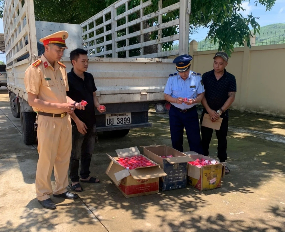 1.240 hộp mỹ phẩm không rõ nguồn gốc trên xe ô tô biển nước ngoài