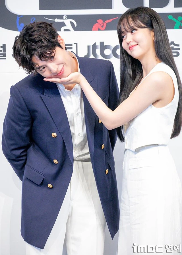 Visual gây sốc của Park Bo Gum ở họp báo phim mới: 