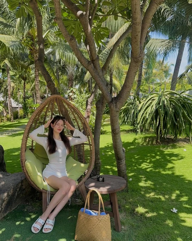 Em gái Văn Lâm 18 tuổi cao gần 1m80 diện bikini đi biển, vóc dáng nuột nà, đôi chân dài mới chiếm 