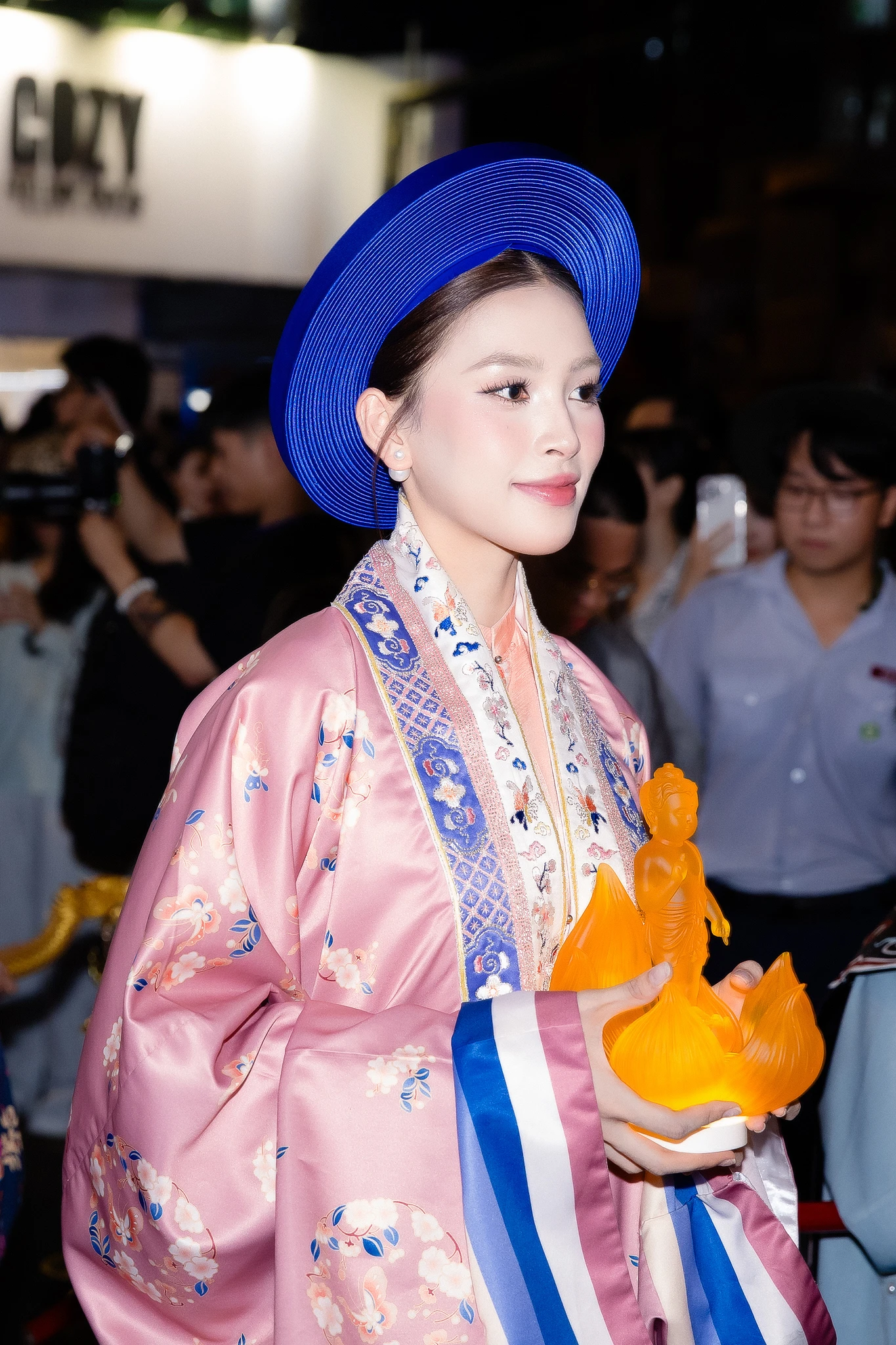 Hoa hậu Tiểu Vy bị tóm cận visual 