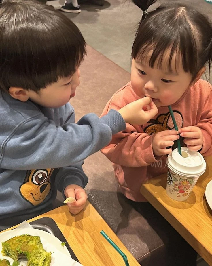 Khi nhà có thêm em nhỏ, người lớn tuyệt đối tránh nói với con lớn 7 câu 