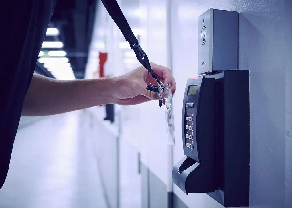 Nam thanh niên ăn trộm gần 200 máy tính bảng của công ty để 