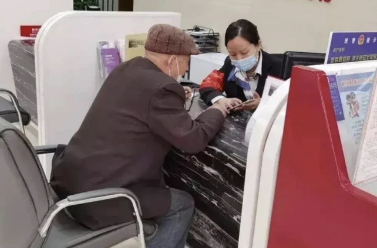 Ông cụ gửi hơn 720 triệu đồng vào tài khoản, 2 ngày sau số dư chỉ còn 0, ngân hàng khẳng định: “Lỗi là của ông”