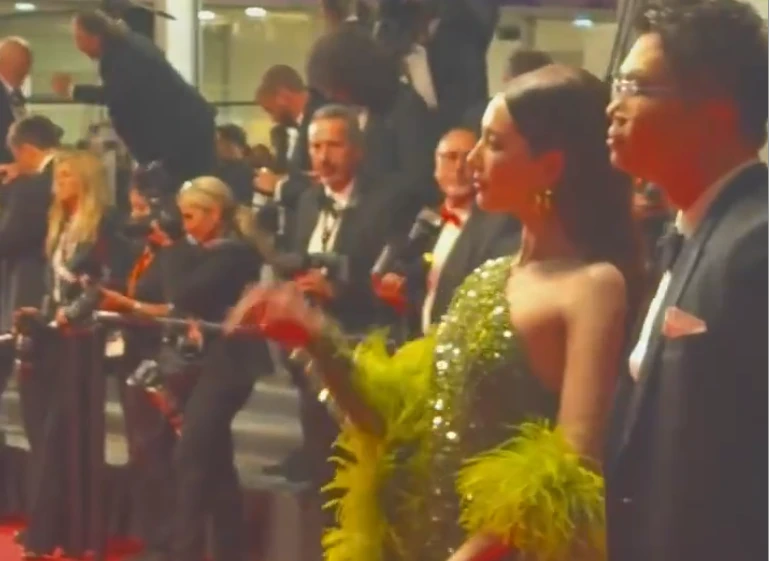 Clip viral: Quốc bảo nhan sắc bị ngó lơ ở thảm đỏ Cannes 2025, pose dáng với máy hút bụi trước hàng trăm người