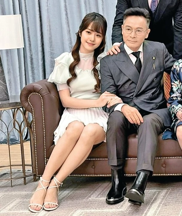 Nam diễn viên 61 tuổi nghi hẹn hò Hoa hậu 2K2 sau 1 năm ly hôn, showbiz có thêm cặp đôi lệch tuổi gây choáng?