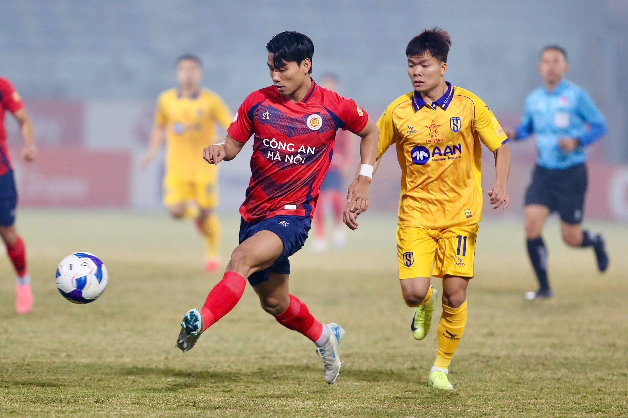 CLB CAHN giữ chân ngôi sao giá 9 tỷ, vung tiền chiêu mộ nhà vô địch AFF Cup để đá giải châu Á?