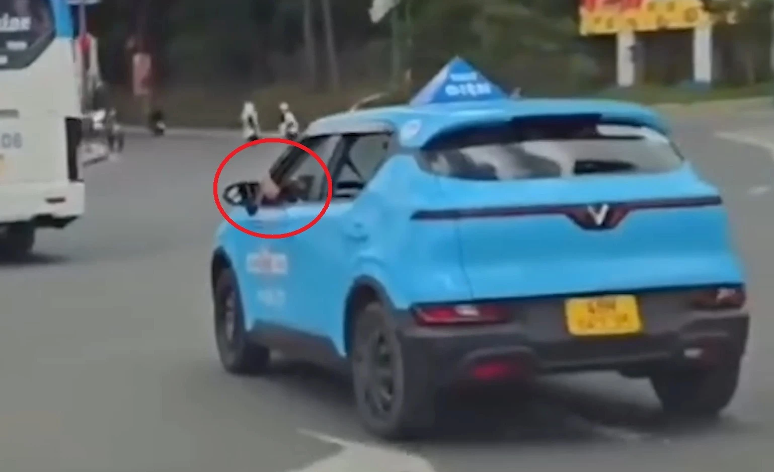 Đà Lạt: Tài xế taxi vừa lái xe, vừa gác chân lên cửa sổ