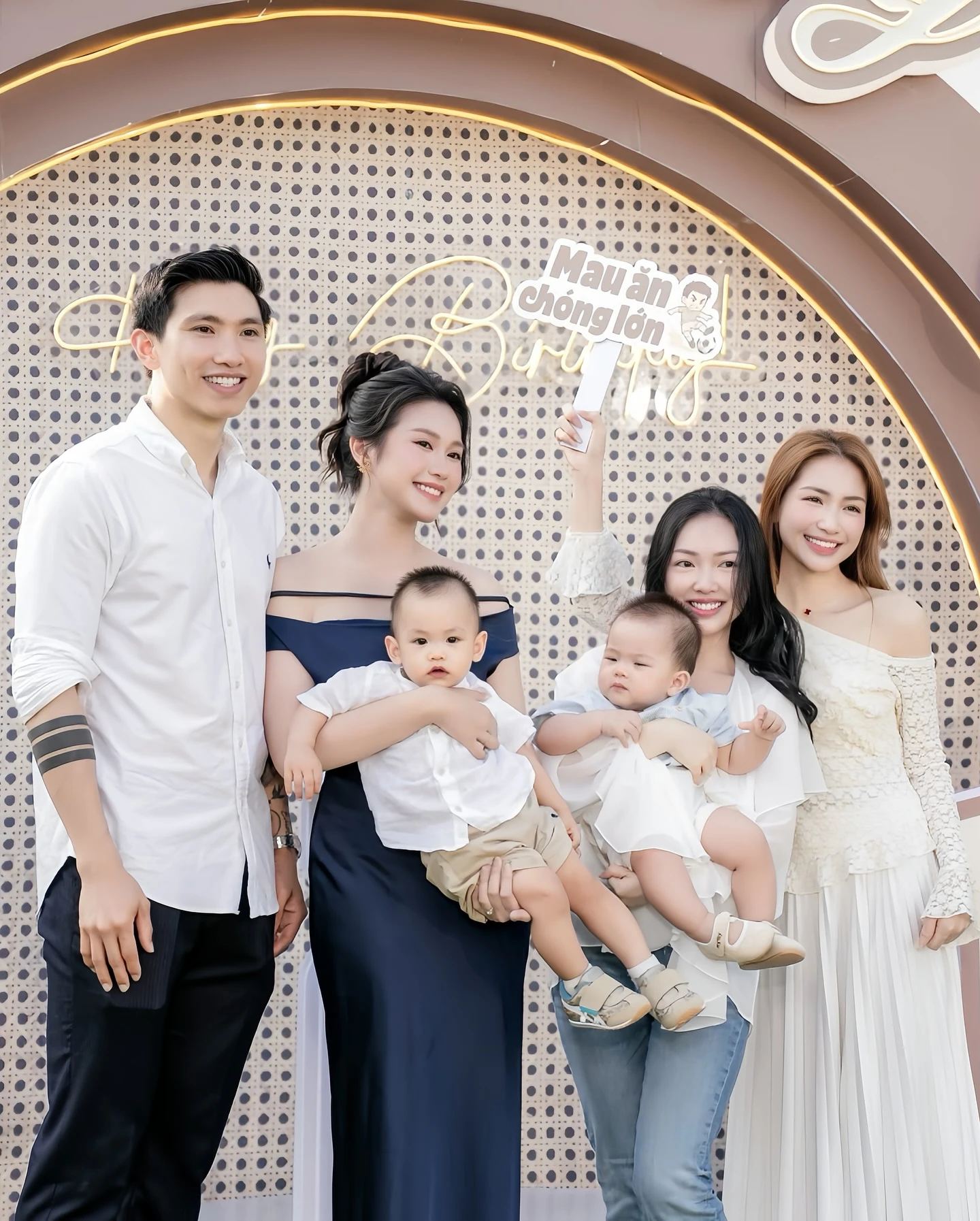 Hoà Minzy xinh đẹp tụ tập cùng hội bạn thân làng bóng đá, từng vay tiền Văn Hậu làm MV nay đã trả hết chưa?