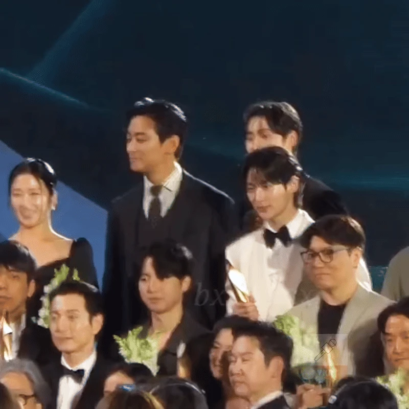Khung hình hỗn loạn nhất Baeksang 2025: 3 cực phẩm visual hội tụ, chỉ 1 hành động mà “quậy banh” cả sự kiện