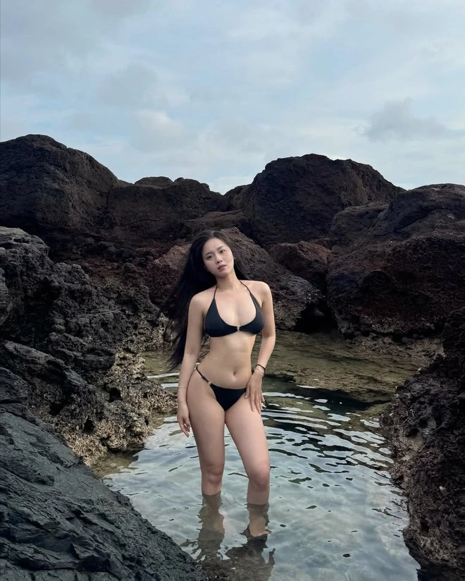 Bạn gái “nam thần” U23 Việt Nam diện bikini khoe body “nóng bỏng mắt”, bốc lửa không kém Yến Xuân, xứng danh nhất nhì làng WAGs