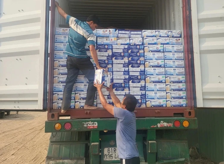 Khởi tố một cán bộ hải quan tiếp tay buôn lậu hơn 4.000 thùng sữa từ Mỹ về Việt Nam