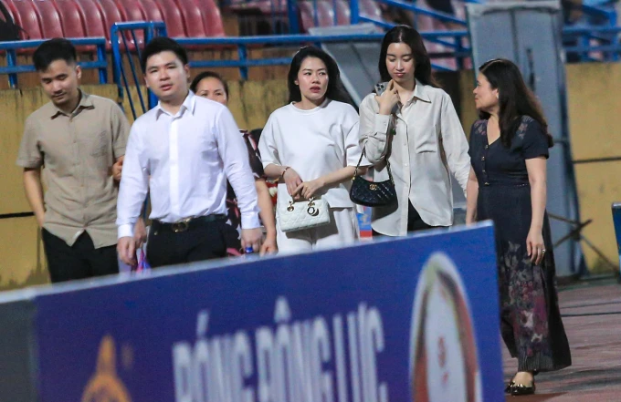Thái độ của Đỗ Mỹ Linh giữa lúc chủ tịch Hà Nội FC thẫn thờ vì đội nhà thua, khoảnh khắc xôn xao cõi mạng