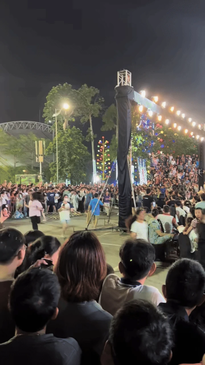 Tranh cãi cảnh tượng đám đông fan “húc đổ” rào chắn, lũ lượt chạy theo nam ca sĩ tai tiếng nhất Vbiz