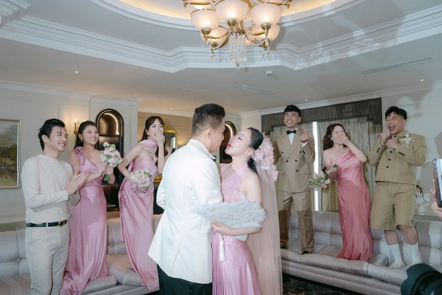 Hồ Quỳnh Hương hát live cao vút tặng chồng ca khúc tự sáng tác, trao nhau ánh mặt đắm say tràn ngập tình yêu