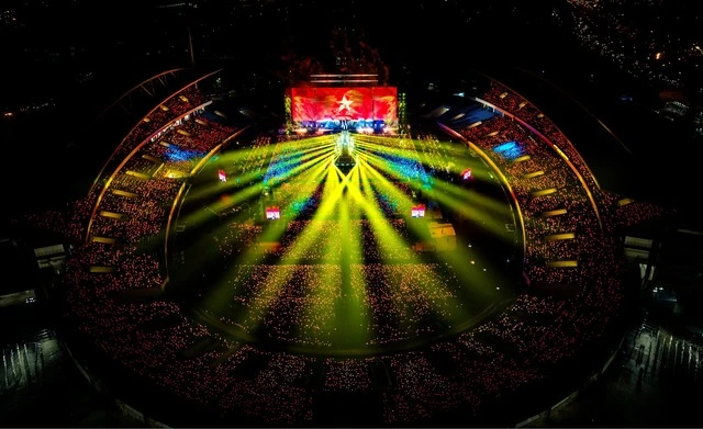 Muốn thấy đẳng cấp đỉnh lưu của HIEUTHUHAI hãy xem video này, concert quốc tế cũng chỉ đến thế là cùng!