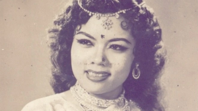 “Tổ nghề sân khấu” ai cũng nể: Xuống 1 câu vọng cổ, khán giả kẹp tiền vào nan quạt ném từ dưới lên