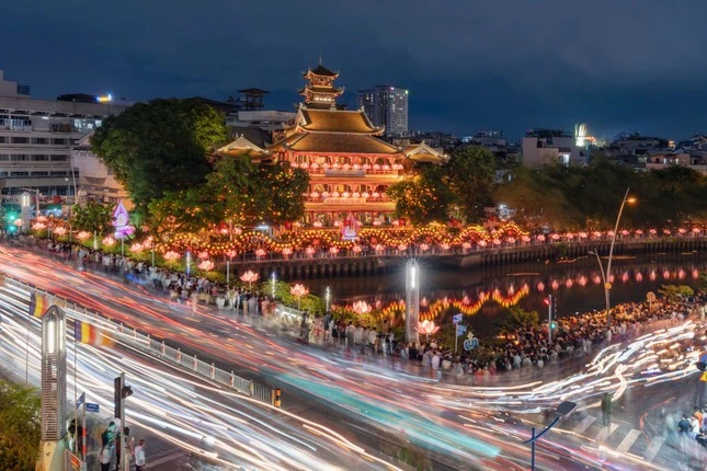 Hàng nghìn người dân, phật tử đổ về chùa Pháp Hoa thả hoa đăng mừng lễ Phật đản