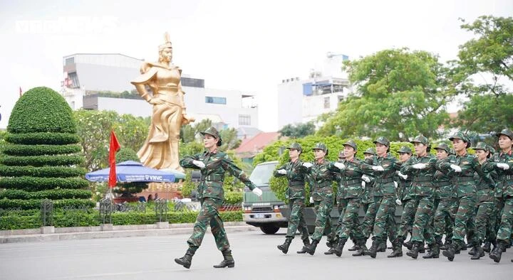 Những “bông hồng thép” tại lễ diễu hành ở Hải Phòng: Ngất xong tỉnh lại tập tiếp