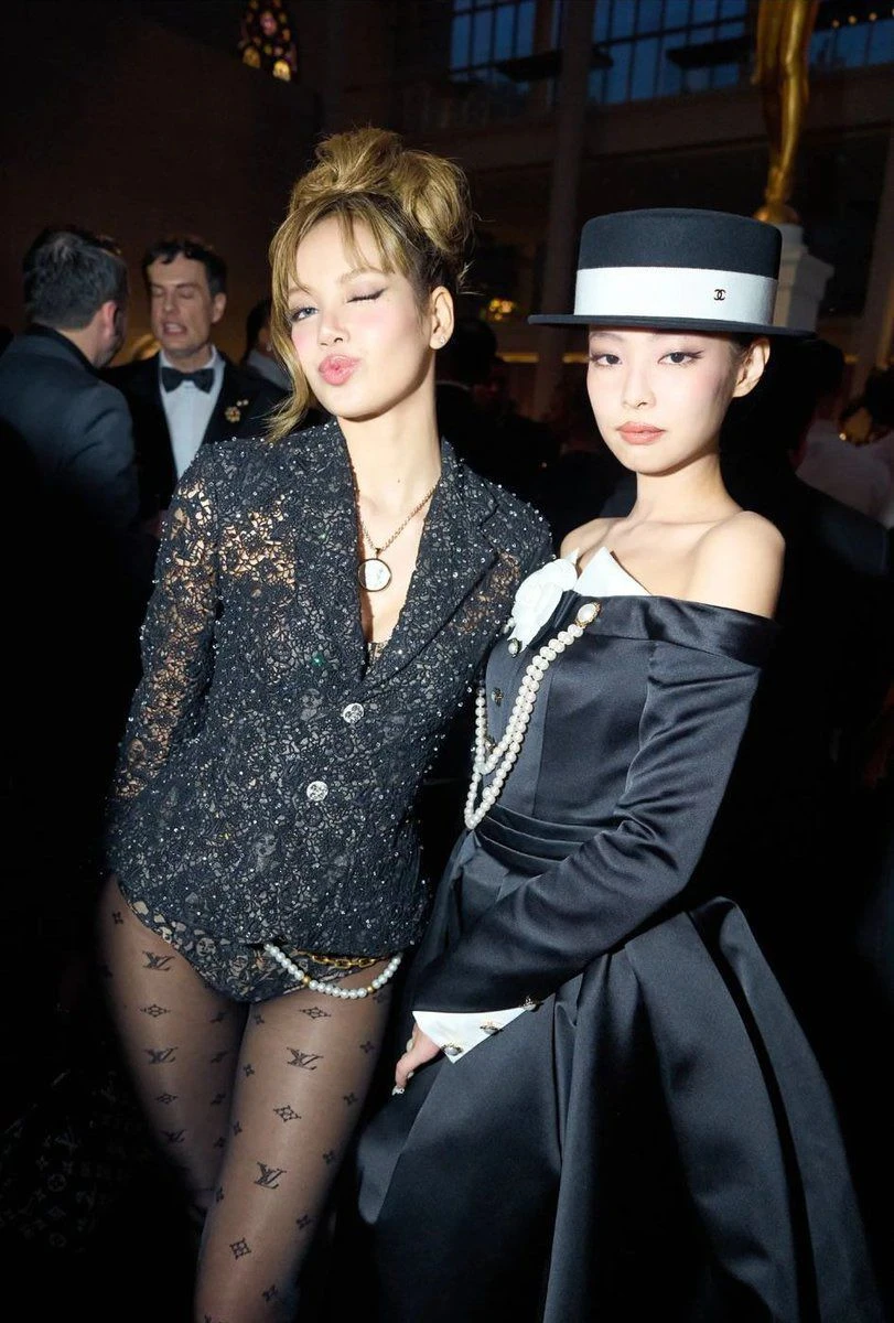 Khung hình khó hiểu của Jennie - Lisa (BLACKPINK) tại Met Gala 2025: Chuyện gì xảy ra thế này?