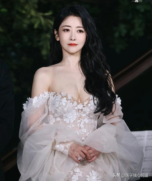 Nữ thần cổ trang bị bạn trai tung ảnh nóng chấn động, nay có cái kết bất ngờ bên “hồng hài nhi”